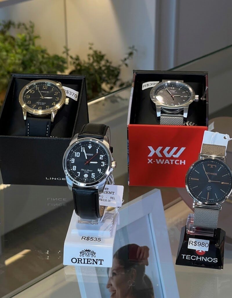 Relógios Orient, Technos, Lince e X-Watch expostos na vitrine